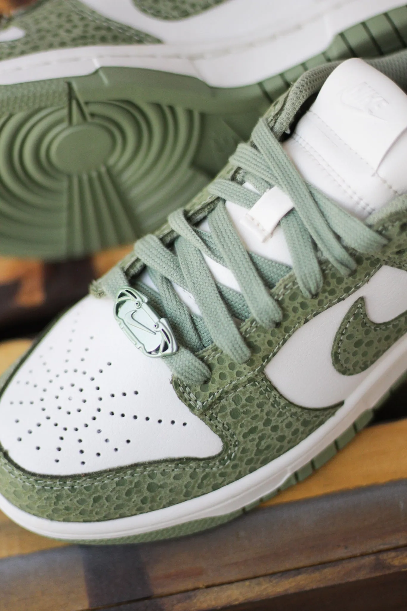 W DUNK LOW PRM "OIL GREEN"